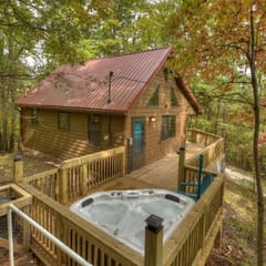 Fox Den Cabin with Invigorating Hot Tub!