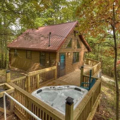 Fox Den Cabin with Invigorating Hot Tub!